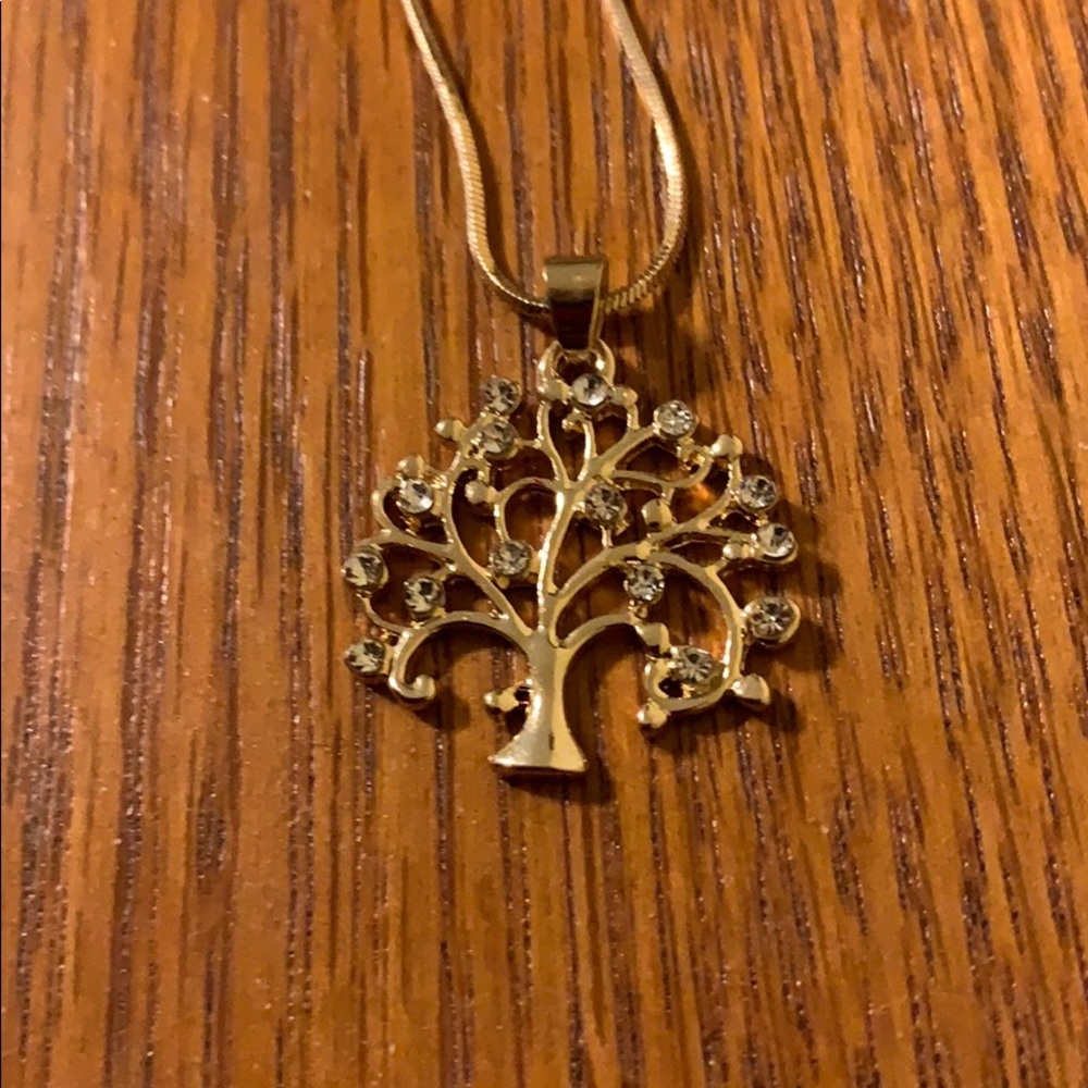 Golden pendant and necklace